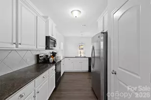 9022 Colwick Hill Ln, Charlotte, NC 28215 - Photo 5