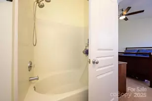 8422 Chaceview Ct, Charlotte, NC 28269 - Photo 19