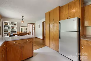 799 Fire Scald Rd, Green Mountain, NC 28740 - Photo 17