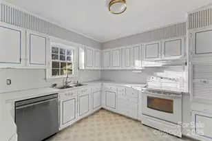 123 Castleton Ln, Hendersonville, NC 28791 - Photo 7