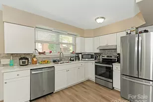 1301 S Kings Dr, Charlotte, NC 28207 - Photo 3