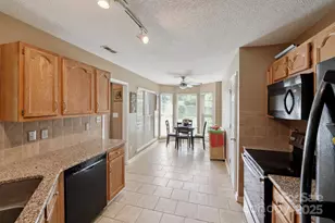 8105 Castlemaine Dr, Matthews, NC 28104 - Photo 9