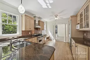 402 W 8th St, Charlotte, NC 28202 - Photo 19