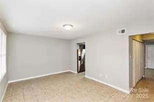 9464 Lexington Cir, Charlotte, NC 28213 - Photo 3