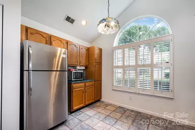 5884 Prescott Court, Charlotte, NC 28269 - Photo 7