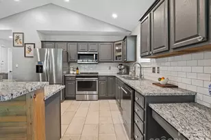 10 Gray Wolf Ln, Hendersonville, NC 28792 - Photo 3