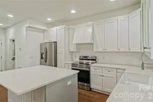 5511 Milhaven Ln, Charlotte, NC 28269 - Photo 9