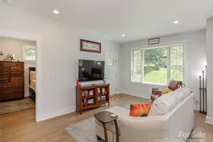 37 Thornes Ln, Asheville, NC 28805 - Photo 5