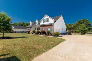 1302 Bryson Creek Dr, McConnells, SC 29726 - Photo 3