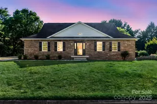 915 Barrington Dr NE, Lenoir, NC 28645 - Photo 1