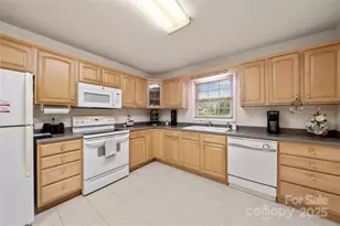 32 Stone House Rd, Hendersonville, NC 28739 - Photo 9