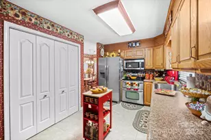 1948 Twin Ponds Dr, Hickory, NC 28602 - Photo 9