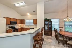 5607 Oak Dr, Charlotte, NC 28216 - Photo 7