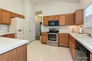 5607 Oak Dr, Charlotte, NC 28216 - Photo 9