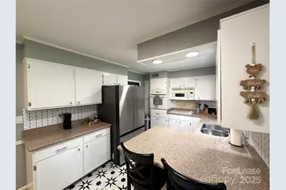 1600 Paddock Circle, Charlotte, NC 28209 - Photo 7