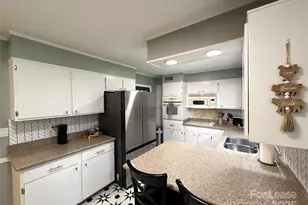 1600 Paddock Cir, Charlotte, NC 28209 - Photo 7