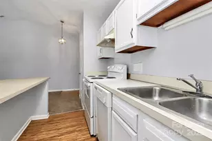 6146 Meadow Rose Ln, Charlotte, NC 28215 - Photo 3