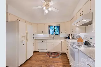 602 Fleetwood Plaza, Hendersonville, NC 28739 - Photo 9