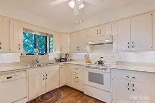 602 Fleetwood Plaza, Hendersonville, NC 28739 - Photo 9