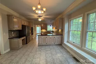 27 Mountain Lake Dr, Hendersonville, NC 28739 - Photo 9