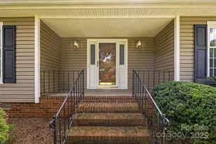 2624 Castlewood Dr, Gastonia, NC 28056 - Photo 3