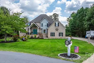 1801 Twin Ponds Dr, Hickory, NC 28602 - Photo 3