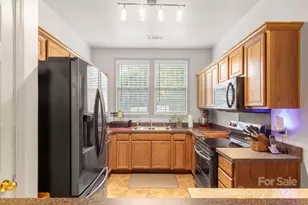 8211 Carob Tree Ln, Charlotte, NC 28215 - Photo 7