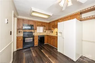 911 Shelby Dr, Greensboro, NC 27409 - Photo 9