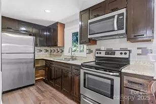 425 Lyndhurst Dr, Hendersonville, NC 28791 - Photo 3