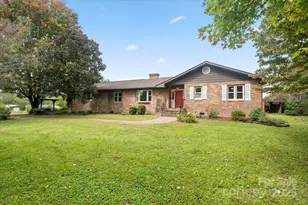 196 Broadview Cir, Brevard, NC 28712 - Photo 1