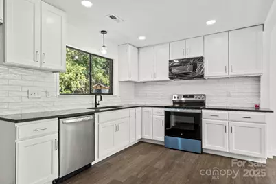 9235 Edgevale Drive, Charlotte, NC 28216 - Photo 11