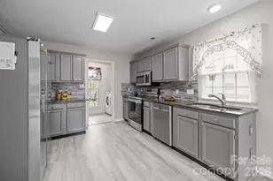 7601 Swedish Ivy Ln, Charlotte, NC 28227 - Photo 9