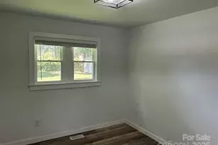 4333 Oak Forest Dr, Charlotte, NC 28215 - Photo 9