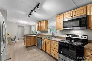 25 Overbrook Dr, Saluda, NC 28773 - Photo 9