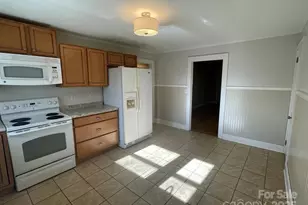 135 Haynes St, Hendersonville, NC 28791 - Photo 13