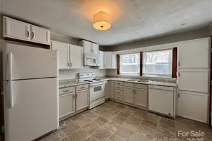 135 Haynes St, Hendersonville, NC 28791 - Photo 5