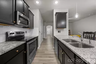 8105 Alderton Ln, Charlotte, NC 28215 - Photo 11