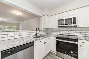 4220 Melrose Club Dr, Matthews, NC 28105 - Photo 5