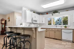 3076 Hunters Ridge Ct, Morganton, NC 28655 - Photo 5