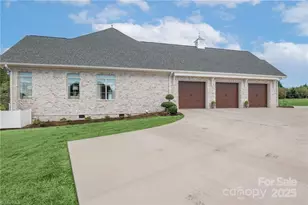 202 Canterbury Dr, North Wilkesboro, NC 28659 - Photo 3