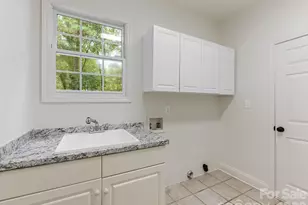 5619 Mountain Point Ln, Charlotte, NC 28216 - Photo 13