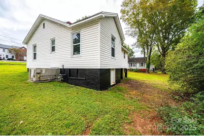 504 N Spring Avenue, Newton, NC 28658 - Photo 9