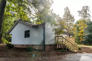 1210 29th Ave Dr NE, Hickory, NC 28601 - Photo 1