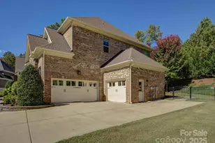16300 Doves Canyon Ln, Charlotte, NC 28278 - Photo 3