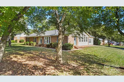 2010 Elizabeth Avenue, Hickory, NC 28602 - Photo 3