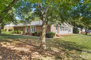 2010 Elizabeth Ave, Hickory, NC 28602 - Photo 3