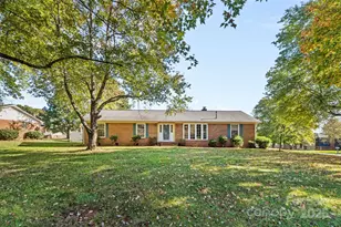 2010 Elizabeth Ave, Hickory, NC 28602 - Photo 1