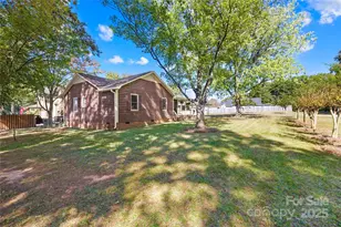 700 Chestnut Ln, Matthews, NC 28104 - Photo 7