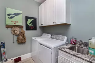 8945 Silver Springs Ct, Charlotte, NC 28215 - Photo 13