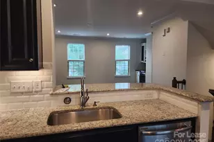 1229 Queen Lyon Ct, Charlotte, NC 28205 - Photo 7